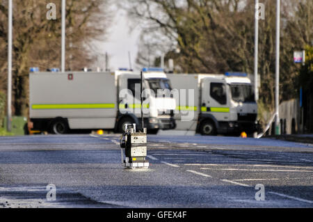 17.03.2013, Newtownabbey, Nordirland. Eine elektronische Zähler messen (ECM)-Einheit befindet sich von Armee-ATO, nah an der Szene wo ein Gerät auf dem Gelände einer katholischen Kapelle kurz vor 09:00 gefunden wurde. Stockfoto