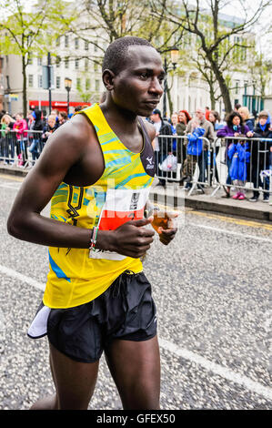 6. Mai 2013.  Belfast, Nordirland. Joel Kipsang Kositany aus Kenia bereitet zum Jahresbeginn 2013 Belfast City Marathon Stockfoto