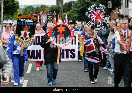 Belfast, Nordirland, 21. September 2013 - Widerstandskämpfern Shankill Frauen tragen Plakate an der Spitze der Parade Stockfoto