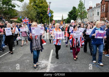 Belfast, Nordirland, 21. September 2013 - Widerstandskämpfern Shankill Frauen tragen Plakate bei der Parade Stockfoto