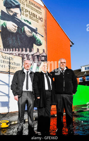 Belfast, Nordirland. 3. November 2013 - Kevin, Maria und Martin Og Meehan, stehen Kinder von IRA Freiwilliger Oglagh Martin Meehan, die 3. November 2007 starb, vor ein neues Wandbild in seiner Ehre. Bildnachweis: Stephen Barnes/Alamy Live-Nachrichten Stockfoto