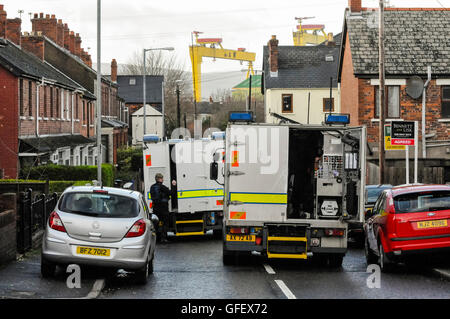 Belfast, Nordirland. 30. Dezember 2013 - wurde Parkgate Avenue in East Belfast geschlossen, nach der Entdeckung der ein verdächtiges Objekt.  Armee ATO wurden damit beauftragt, um das Objekt zu untersuchen. Stockfoto