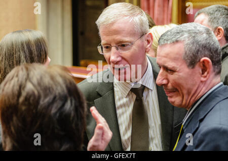 Belfast, Nordirland. 10. März 2014 - spricht Gregory Campbell (DUP) mit Überlebenden der IRA Grausamkeiten, einschließlich Alan McBride, die seine Frau und Mutter im Gesetz, während Shankill Bombe von 1993, Senat Kammer, Parlamentsgebäude Stormont verloren. Stockfoto