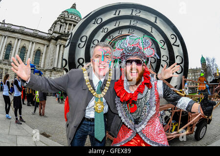 Belfast, Nordirland. 16. März 2014 - bereiten Oberbürgermeister Mairtin O Mullieor und Matt Carnson für den Beginn der jährlichen St. Patricks Day parade Stockfoto