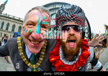 Belfast, Nordirland. 16. März 2014 - bereiten Oberbürgermeister Mairtin O Mullieor und Matt Carnson für den Beginn der jährlichen St. Patricks Day parade Stockfoto