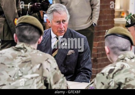 Belfast, Nordirland. 2. April 2014 - trifft Charles, Prinz von Wales, Soldaten aus 2 Mercian Regiment, von denen er der Oberst im Leiter ist Stockfoto