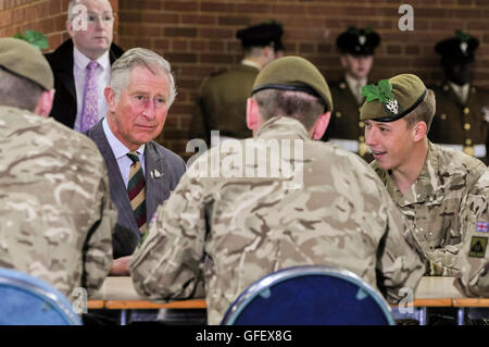 Belfast, Nordirland. 2. April 2014 - trifft Charles, Prinz von Wales, Soldaten aus 2 Mercian Regiment, von denen er der Oberst im Leiter ist Stockfoto