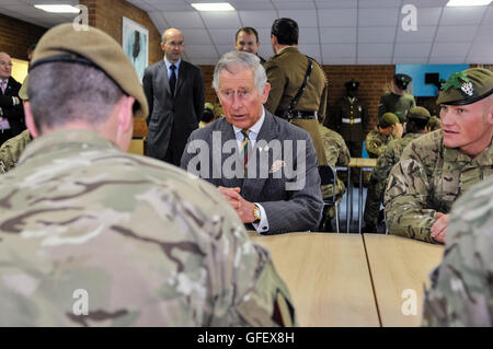 Belfast, Nordirland. 2. April 2014 - trifft Charles, Prinz von Wales, Soldaten aus 2 Mercian Regiment, von denen er der Oberst im Leiter ist Stockfoto