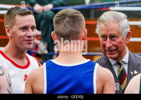 Belfast, Nordirland. 2. April 2014 - trifft Charles, Prinz von Wales, Boxer aus 2 Mercian Regiment, von denen er der Oberst im Leiter ist Stockfoto