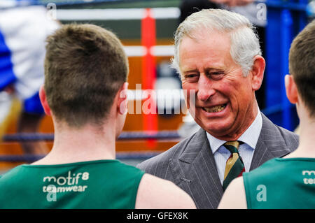 Belfast, Nordirland. 2. April 2014 - trifft Charles, Prinz von Wales, Boxer aus 2 Mercian Regiment, von denen er der Oberst im Leiter ist Stockfoto