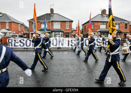 Belfast, Nordirland. 21 Apr 2014 - die Feeder-Parade der „Jungen von Derry“ (ABAD) passiert Ardoyne ohne Zwischenfälle. Neun Demonstranten hielten ein Transparent mit der Aufschrift „Resolution ist möglich“ Stockfoto