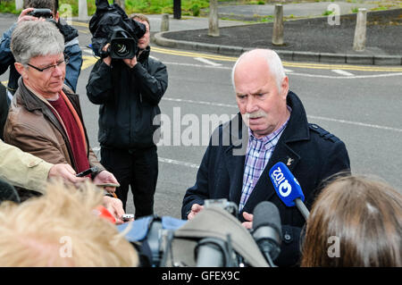 Antrim. Nordirland, informiert 4. Mai 2014 - Ken Wilkinson (PUP) PSNI, dass Loyalisten einen friedlichen Protest in Antrim PSNI Station inszenieren Stockfoto