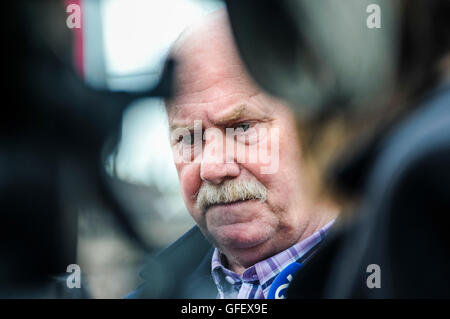 Antrim. Nordirland, informiert 4. Mai 2014 - Ken Wilkinson (PUP) PSNI, dass Loyalisten einen friedlichen Protest in Antrim PSNI Station inszenieren Stockfoto