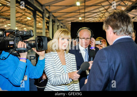 Belfast, Nordirland. 26. Mai 2014 - interviewt BBC Newsline Moderator Tara Mills, mit BBC Radio Ulster Gareth Gordon, Basil McCrea Stockfoto