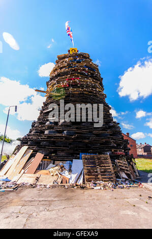 Belfast, Nordirland. 9. Juli 2014 - entsteht ein großes Lagerfeuer gemacht aus Paletten und Reifen in Nordbelfast in Vorbereitung auf 11. Juli-Feier Stockfoto