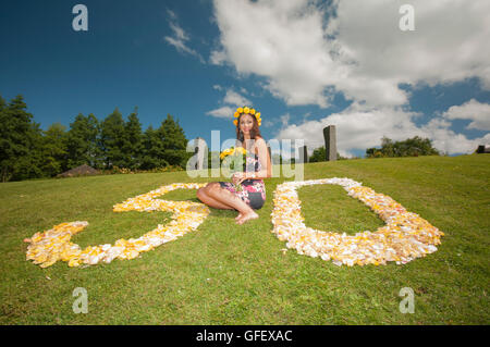 Belfast, Nordirland. 9. Juli 2014 - startet Rebekka Shirley, Miss Nordirland 2014 Rose Woche. Dieses Jahr ist der 50. Jahrestag der Veranstaltung im Dixon Park in Belfast. Stockfoto