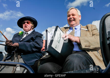 Ballymena, Nordirland. 7. August 2014 - bereitet Royal Horticultural Richter für Großbritannien in der Blüte, Brendan Mowforth, Notizen zu machen, als er Ahoghill besucht Stockfoto