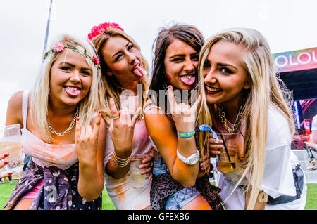 Belfast, Nordirland, 15. August 2014 - Vier junge Damen sich im Holi ein Festival der Colortong Stockfoto