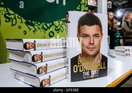 Belfast, Nordirland. 15. November 2014 - Zeichen ehemaliger irischer Rugby-Kapitän Brian O'Driscoll Kopien seiner Autobiographie "The Test".  O' Driscoll ist der Rekordnationalspieler in der Rugby Union Geschichte, Spielzeiten für Irland 133, und 8 Mal für die British and Irish Lions. Stockfoto