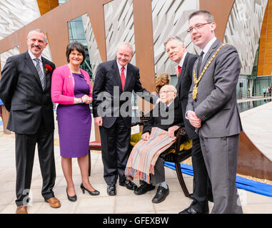 Belfast, UK. 31.03.2012. Arlene Foster, Martin McGuinness, Peter Robinson und Niall O Donnghaile, mit Cyril Quigley (105), die die Titanic, gegründet 1911, bei der Eröffnung der Belfast Titanic Signature Building sahen. Stockfoto