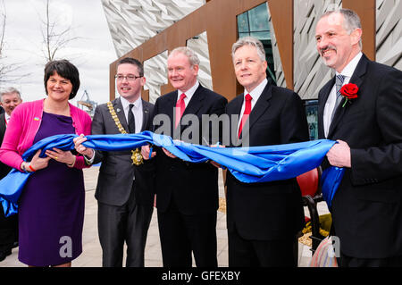 Belfast, UK. 31.03.2012. Stellvertretende erste Minister Martin McGuinness und ersten Minister Peter Robinson schneiden das Band um Belfast Titanic Signature Building für die Öffentlichkeit öffnen. Stockfoto