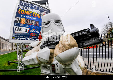 Ventilator, gekleidet wie ein Snowtrooper aus Star Wars bei MCM Comic Con Ireland Stockfoto