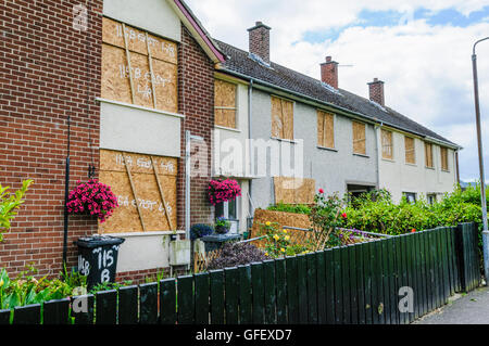 Newtownabbey, Nordirland. 11. Juli 2014 - haben Häuser ihre Fenster mit Brettern vernagelt im Vorfeld der jährlichen 11. Juli feiern beim großen Feuer in protestantischen Gebieten entzündet sind. Stockfoto