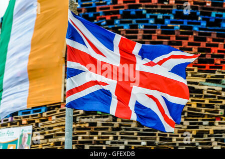 Newtownabbey, Nordirland. 11. Juli 2014 - sind Freudenfeuer auf brennen für 11. Juli feiern, viele werden geschmückt mit Wahlplakaten vom gehassten Politiker oder große Banner mit politischen Botschaften vorbereitet. Stockfoto