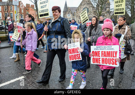 Belfast, Nordirland, März 1. Februar 2014 - Frauen und Kinder in einem Protest von North Belfast Civil Rights Association Protest gegen Mangel an Sozialwohnungen und Einrichtungen in Belfast. Stockfoto