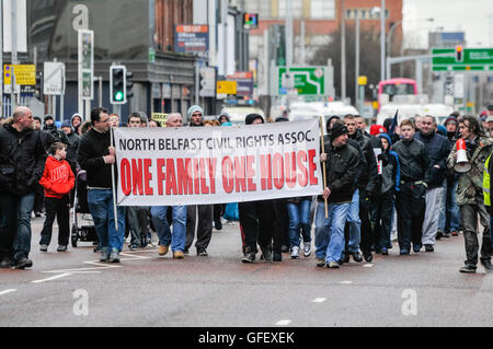 Belfast, Nordirland, 1. Februar 2014 - North Belfast Civil Rights Association Protest die neue Website der University of Ulster,, die so argumentieren Sie erreicht, sollte für den sozialen Wohnungsbau verwendet werden. Stockfoto