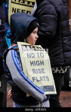 Belfast, Nordirland, 1. Februar 2014 - ein junges Mädchen hält ein Plakat sagt "Nein zur High Rise Wohnungen".  Es gibt 7 große Hochhäuser in Nordbelfast und Bewohner beschweren sich regelmäßig über die Einrichtungen und anti-soziales Verhalten. Stockfoto