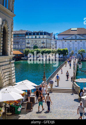 Blick auf Fluss Reuss, Rathaussteg und Luzerner Theater in Luzern, Schweiz, Europa Stockfoto