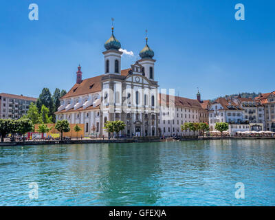 Altstadt und Jesuiten-Kirche, auf der Reuss in Luzern, Schweiz, Europa Stockfoto