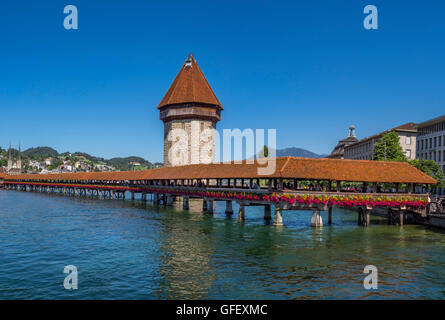 Kapellbrücke und Wasserturm in Luzern, Schweiz, Europa Stockfoto