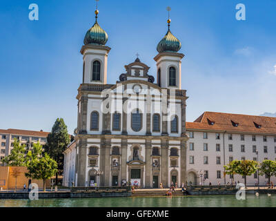 Altstadt und Jesuiten-Kirche, auf der Reuss in Luzern, Schweiz, Europa Stockfoto