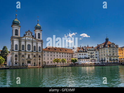 Altstadt und Jesuiten-Kirche, auf der Reuss in Luzern, Schweiz, Europa Stockfoto