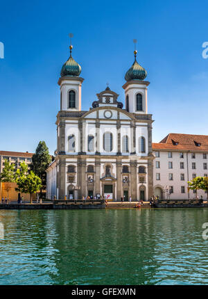 Altstadt und Jesuiten-Kirche, auf der Reuss in Luzern, Schweiz, Europa Stockfoto