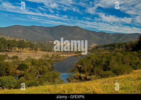 Atemberaubender Landschaft, Mann Fluss schneidet durch Wälder, goldene Gräser, bewaldeten Hügeln der Great Dividing Range unter blauem Himmel in New South Wales Australien Stockfoto