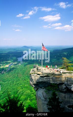 Union US-Flagge auf Chimney Rock übersehen Sicht Wahrzeichen in Chimney Rock Park über Lake Lure North Carolina USA Stockfoto