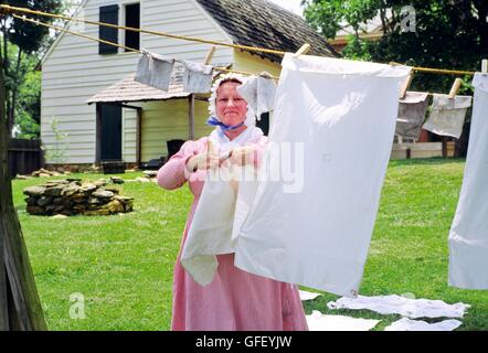 Frau Waschen Wäsche in Old Salem mährischen Religionsgemeinschaft gründete 1766, moderne Stadt Winston Salem, North Carolina, USA Stockfoto