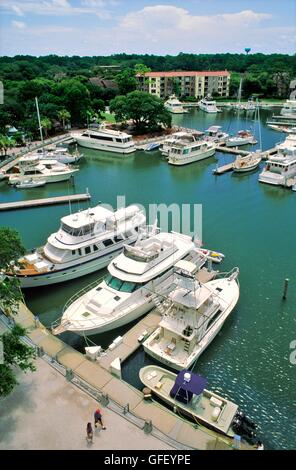 Bootshafen von Leuchtturm am Hafen Stadt im Sea Pines Resort gesehen. Teil des exklusiven Hilton Head Island, South Carolina, USA Stockfoto