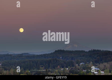 Full Moon rising über Mt. Hood nach Sonnenuntergang in Happy Valley, Oregon Stockfoto