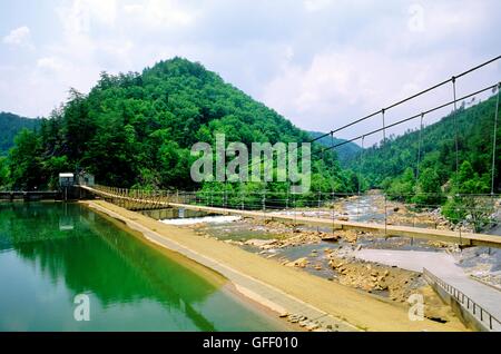 Bestandteil der Wasserkraft-Flusssystem Tennessee Valley Authority in der Nähe von Ducktown, Tennessee, USA. Staudamm am Lake Ocoee Stockfoto