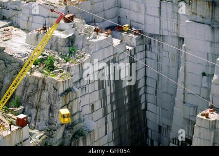 Die Felsen der Alter Steinbruch in Barre, Vermont, USA. Die weltgrösste Granitsteinbruch. Arbeitnehmer gesenkt in den Käfig unten Fels. Stockfoto