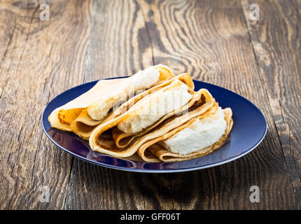 Hausgemachte Crepes mit Frischkäse Stockfoto