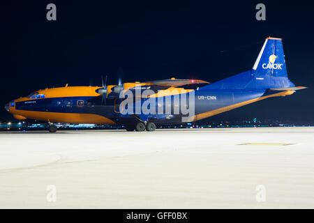 Posen, Polen - Juli 11: Cavok Airlines Antonov An-12BK (UR-CKL) Posen Lawica Airport - POZ. 11. Juli 2014. Stockfoto