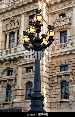 Antike Lampe vor dem Palast des Obersten Gerichtshofs, Corte di Cassazione. Renaissance, barockes Gebäude Palast. Rom, Italien, Europa, EU Stockfoto