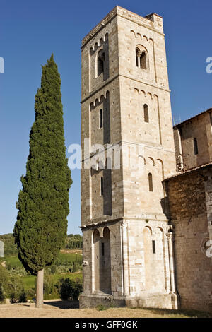 Glockenturm der Abtei von Sant'Antimo XII Jahrhundert, ehemals ein Benediktinerkloster in der Gemeinde Montalcino, Siena, Toskana, Italien, Europa, EU Stockfoto
