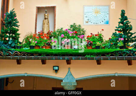 Seltsamer Garten auf einem Dach, Sonnenuhr Meridian an der Wand. Rivoli, Turin, Norditalien, Europa, Europäische Union, EU. Stockfoto