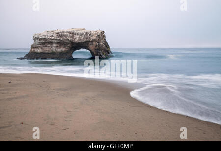 Natural Bridges im Nebel, Santa Cruz Stockfoto